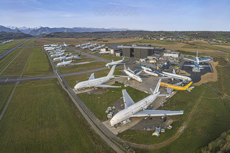 Occitanie - Hautes Pyrénées (65) - Azereix - société Tarmac Aérosave, sur l'aéroport de Tarbes  : vue aérienne générale du site depuis le Nord Est. Au premier plan, des Airbus A380 en phase de démentèlement. Au second plan, les hangars et bureaux de la société. En arrière plan à gauche, la chaîne des Pyrénées.