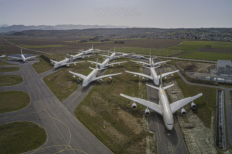 Occitanie - Hautes Pyrénées (65) - Azereix - société Tarmac Aérosave, sur l'aéroport de Tarbes : vue aérienne du site depuis le Nord Est. Au premier plan, des Airbus A380 en phase de stockage de longue durée (plus de trois mois).