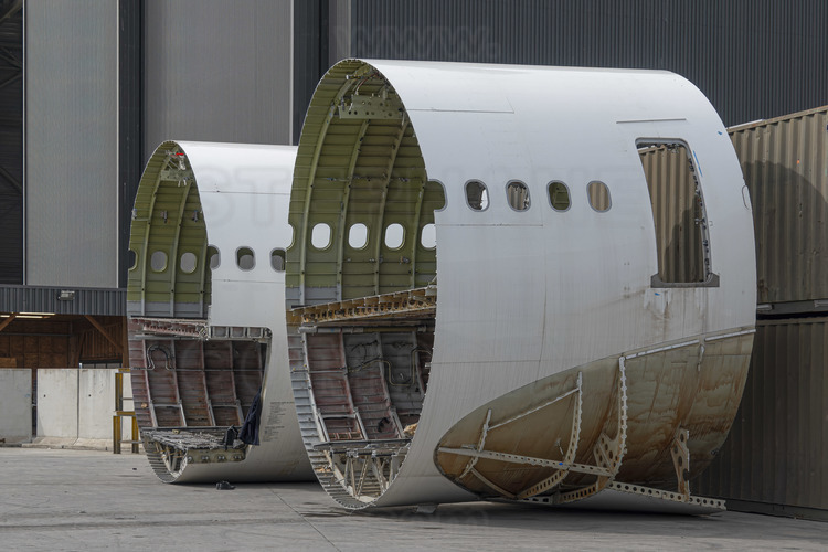 Occitanie - Hautes Pyrénées (65) - Azereix - société Tarmac Aérosave, sur l'aéroport de Tarbes : Ce portique de découpe n'existe qu'en un seul exemplaire. Doté d'une technologie unique au monde, il permet de de recycler tout type d'avion. En 12 ans, Tarmac Aerosave a ainsi démantelé 150 aéronefs, du monocouloir régional au très gros porteur, et 130 moteurs. Ici, c'est le fuselage d'un Airbus A330 (modèle à vérifier) qui est découpé en tranches.