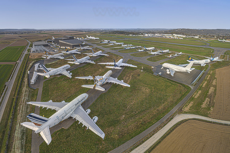 Occitanie - Hautes Pyrénées (65) - Azereix - société Tarmac Aérosave, sur l'aéroport de Tarbes  : vue aérienne générale du site depuis le Sud Ouest. Au premier plan, des Airbus A380 en phase de stockage de longue durée (plus de trois mois). Au second plan à gauche, les hangars et bureaux de la société.