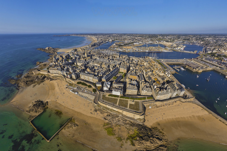 Bretagne - Ille et Vilaine (35) - Saint Malo : Vue aérienne depuis le Sud Ouest. // France - Brittany - Ille et Vilaine (35) - Saint Malo: Aerial view from the South West.