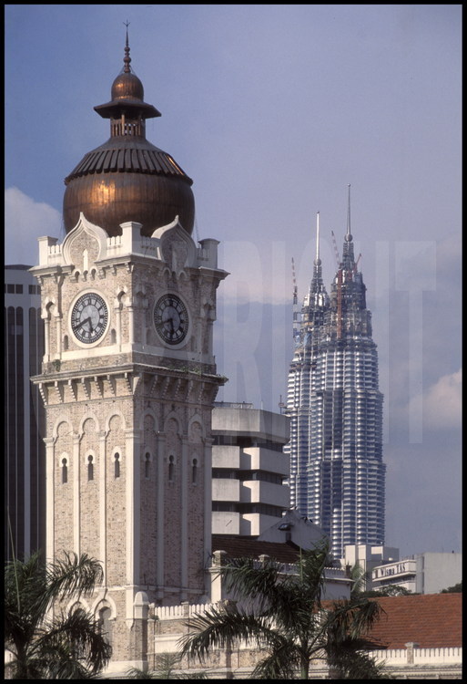 Les Petronas Towers vues depuis le Sud. Au premier plan, la gare historique, bâtie par les colons britanniques à la fin du XIXème siècle.