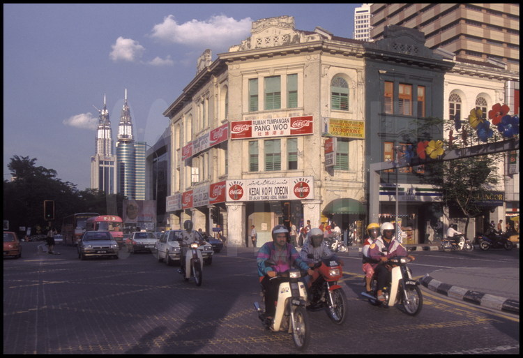 Les Petronas Towers vues depuis le Sud. Au premier plan,  un des carrefours du centre historique de la ville.
