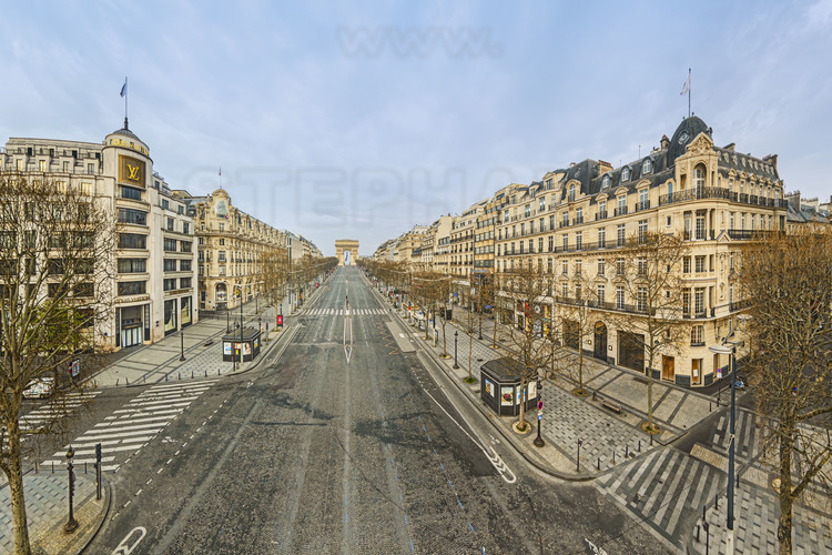 Ile de France - Paris (75) : Première semaine de confinement due à l'épidémie de Coronavirus. Ici, les Champs Elysées à hauteur de l'avenue George V.