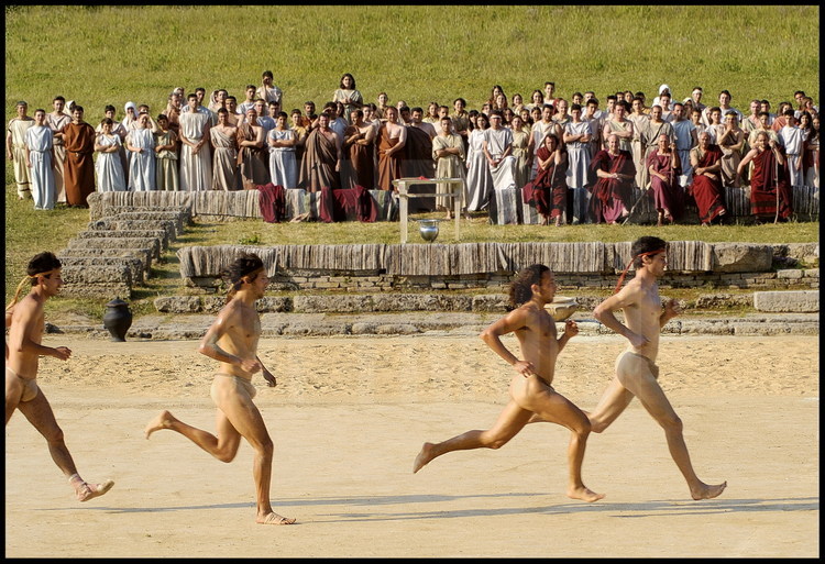 Epreuve du dolichos (10 x 192 m). Les athlètes passent devant la tribune des hellanodices.