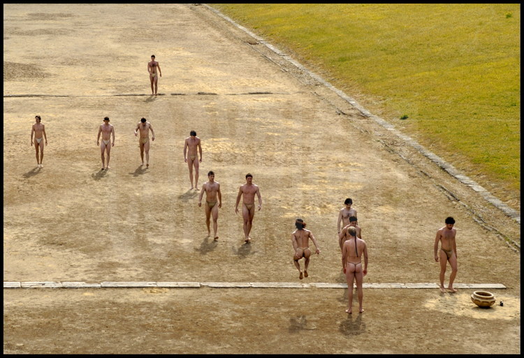 The stadion race (192m) was the most important competition of the ancient games.  Beginning the race without a starting block requires specific training for today’s athletes.  The athletes warm up before the race.