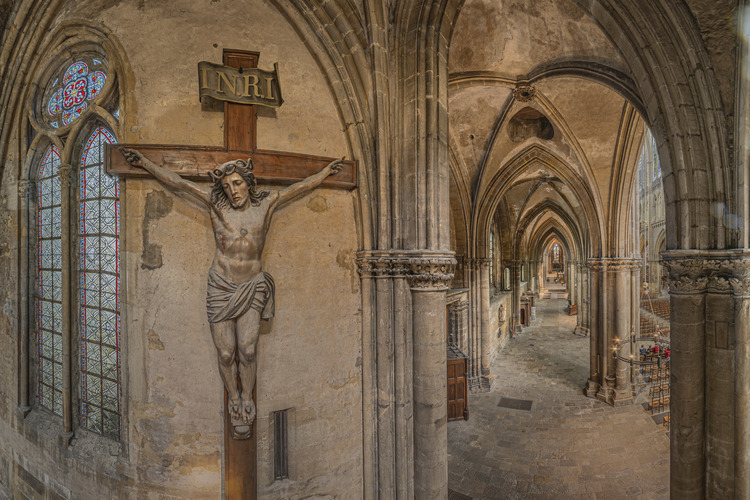 Moselle (57) - Metz - Cathédrale Saint Etienne : Bas-côtés Nord de la nef : La Croix. // France - Moselle (57) - Metz - Cathedral Saint Etienne : North aisles of the nave: the Cross.