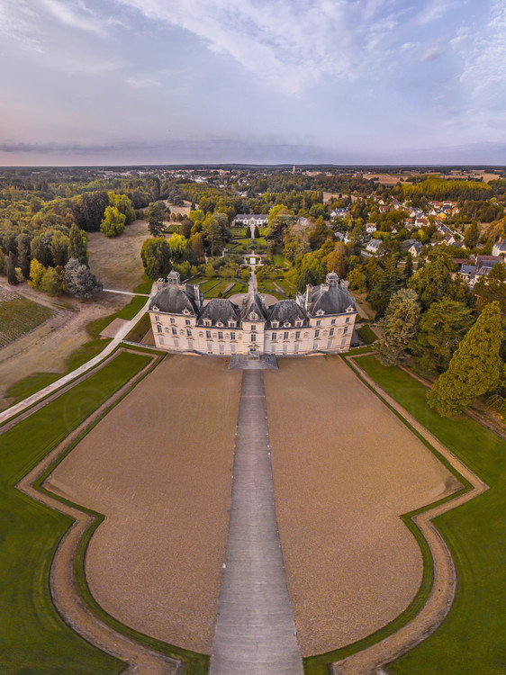 Val de Loire - Loir et Cher (41) - Château de Cheverny : Vue aérienne depuis le sud. En arrière plan au centre, le jardin des Apprentis et l'Orangerie. En arrière plan à droite, le village de Cheverny. Le château de Cheverny a inspiré le château de Moulinsart, célèbre demeure du capitaine Hadock, meilleur ami de Tintin. Bien que réduit de ses deux tours latérales, les ressemblances sont frappantes : Hergé s'est inspiré de l'architecture du château, mais aussi de l'intérieur de la bâtisse ainsi que de ses jardins. // France - Loire valley - Loir et Cher (41) - Castle of Cheverny : Aerial view from the south. On background, the Apprentice Garden and the Orangery. On background right, the village of Cheverny. The castle of Cheverny inspired the castle of Moulinsart, famous home of the captain Hadock, best friend of Tintin. Although reduced by its two lateral towers, the similarities are striking: Hergé was inspired by the architecture of the castle, but also from inside the building and its gardens.