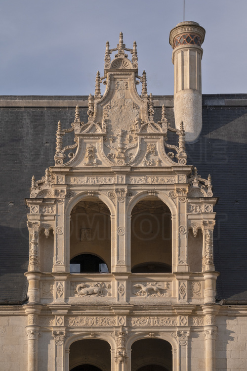 Val de Loire - Indre et Loire (37) - Château d'Azay le Rideau : Façade nord-ouest détail. Ell est réalisées en tuffeau, pierre calcaire tendre du Val de Loire. Le grand escalier est l'une des créations les plus remarquables de la Renaissance : sa façade se compose de quatre niveaux de baies décalées par rapport aux fenêtres du corps de logis. Véritable dentelle de pierre, son décor fut réalisé par les meilleurs sculpteurs de l'époque. // France - Loire valley - Indre et Loire (37)  - Castle of Azay le Rideau : North-west facade, detail. Made of tuffeau, soft limestone of the Loire Valley. The grand staircase is one of the most remarkable creations of the Renaissance: its facade consists of four levels of bays offset from the windows of the main building. Real lace of stone, its decoration was realized by the best sculptors of the time.