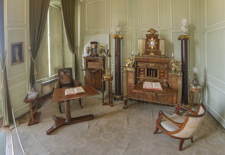 Val de Loire - Indre (36) - Château de Valençay : Cabinet Périgord. Il réunit les meubles de travail ayant appartenu à Talleyrand. Là encore, le prestige côtoie l'élégance. On peut y admirer le grand secrétaire du début du XIXe siècle, la table de travail plaquée en acajou, le fauteuil à soufflets en cuir ou encore ces deux bustes de marbre blanc, l'un de Voltaire et l'autre de Jean-Jacques Rousseau, tous les deux réalisés par Houdon. // France - Loire valley - Indre (36) - Castle of Valençay : Cabinet Périgord. It brings together the furniture that belonged to Talleyrand. Here again, prestige meets elegance. You can admire the grand secretary of the early nineteenth century mahogany work table, the leather bellows chair or two white marble busts, one of Voltaire and the other of Jean-Jacques Rousseau, both made by Houdon.