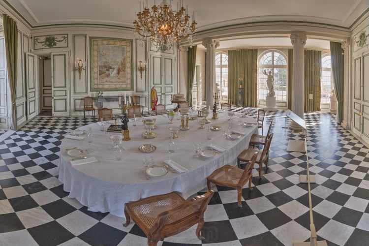 Val de Loire - Indre (36) - Château de Valençay : Salle à manger. Le faste des réceptions se fait encore sentir. Autour de la magnifique table d'acajou à huit pieds balustres, trente-six convives pouvaient savourer l'art du grand chef Antonin Carême (1784 - 1833, premier 