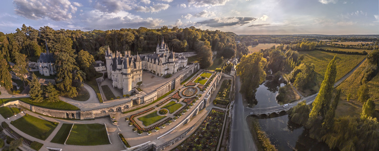 Val de Loire - Indre et Loire (37) - Château d'Ussé : Vue aérienne depuis le nord-est au soleil couchant. A droite, l'Indre. En arrière plan à gauche, la collégiale Notre Dame d’Ussé. Au premier plan au centre, les terrasses Vauban, sur lesquelles sont disposées les jardins 