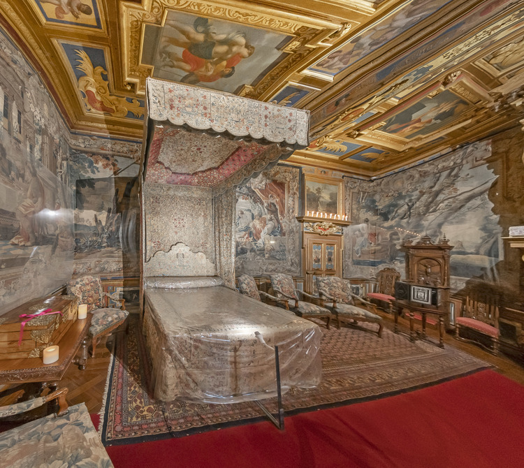 Val de Loire - Loir et Cher (41) - Château de Cheverny : La chambre du Roi, qui était réservée aux hôtes de marque. En haut, un plafond à caissons dits 