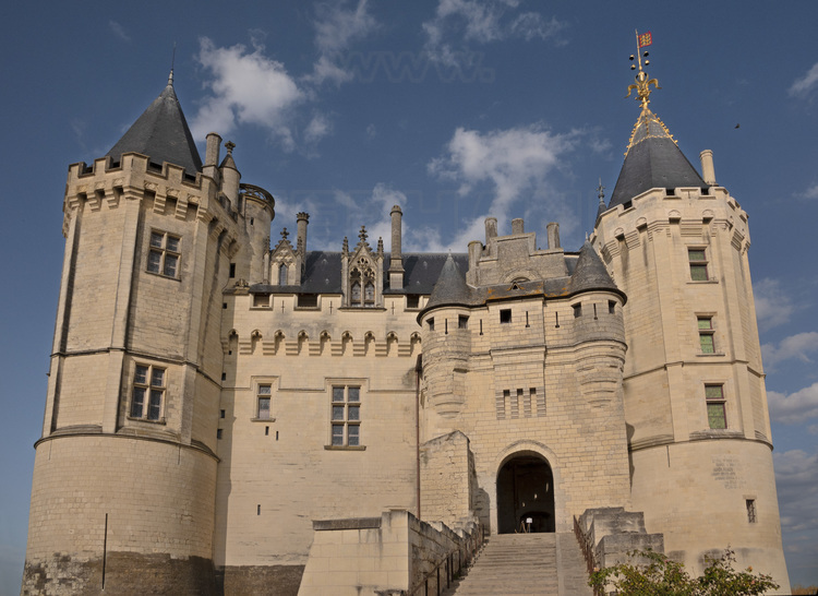 Val de Loire - Maine et Loire (49) - Château de Saumur : Vue de l'entrée principale, depuis le sud ouest. Reconstruit par René d'Anjou (1409 - 1480) et seul palais princier subsistant en France, il figure dans les célèbres 