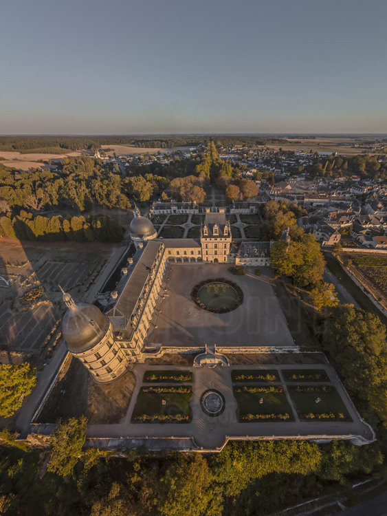 Val de Loire - Indre (36) - Château de Valençay : Vue aérienne depuis le sud ouest au soleil levant. En arrière plan à gauche, le parc, d'une surface de 53 hectares. En arrière plan à droite, le village de Valençay. Doté d'une architecture Renaissance et classique, il fut le domaine d'un des plus grands diplomates de l'Histoire de France, Charles-Maurice de Talleyrand (1754 - 1838). // France - Loire valley - Indre (36) - Castle of Valençay : Aerial view from the southwest tn sunrise. On background left, the park, of a surface of 53 hectares. In the background on the right, the village of Valençay. Endowed with a Renaissance and classical architecture, it was the domain of one of the greatest diplomats of the History of France, Charles-Maurice de Talleyrand (1754 - 1838).