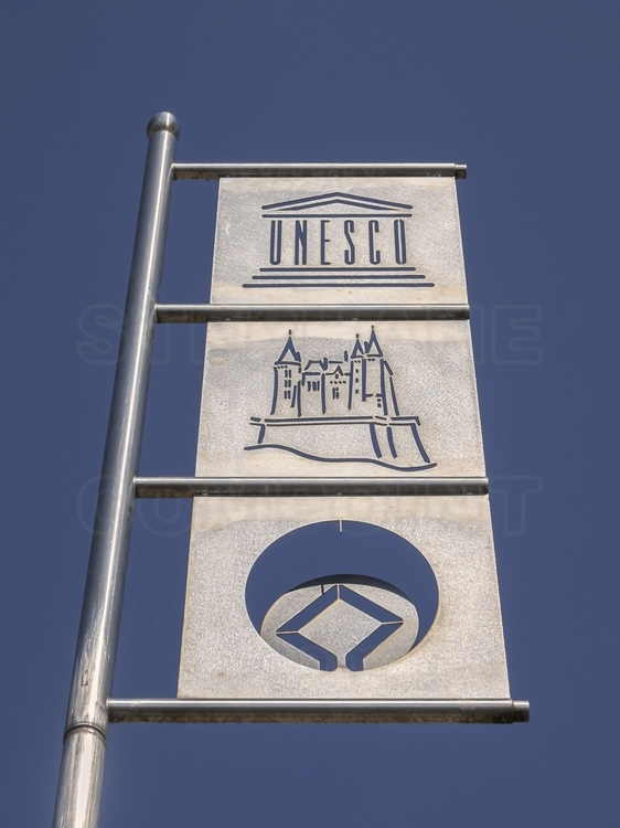Val de Loire - Maine et Loire (49) - Château de Saumur : Logo du patrimoine mondial de l'Unesco, dans lesquels les Chateaux de la Loire sont inscrits depuis l'an 2000. // France - Loire valley - Maine et Loire (49)  - Castle of Saumur : UNESCO World Heritage logo, in which the Chateaux de la Loire have been registered since the year 2000.