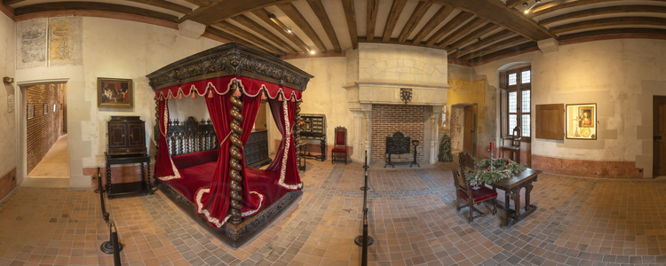 Val de Loire - Indre et Loire (37) - Château du Clos Lucé : Chambre de Léonard de Vinci. C'est ici que le peintre meurt, le 2 mai 1519. Au centre, lit Renaissance à baldaquin, sculpté de chimères, d'angelots et d'animaux marins. A gauche du lit, une reproduction du tableau  