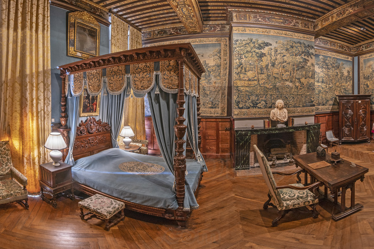 Val de Loire - Maine et Loire (49) - Château de Brissac : Chambre des chasses. Elle abrite une série de tapisseries d'origine fmmande inspirées des 