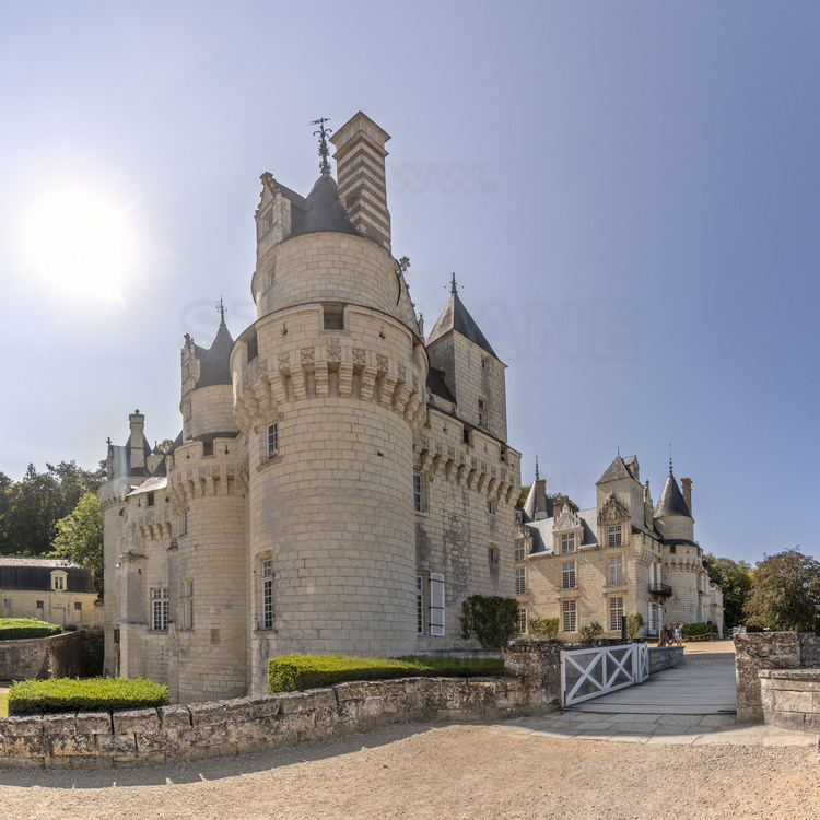 Val de Loire - Indre et Loire (37) - Château d'Ussé : Vue de la tour nord est depuis la terrasse Vauban. Surplombant l'Indre et la Loire, le château inspira Charles Perrault pour écrire le conte 