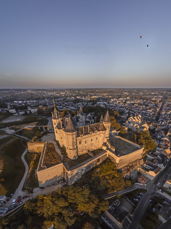 Val de Loire - Maine et Loire (49) - Château de Saumur : Vue aérienne depuis l'est au soleil levant. Tout autour, la ville de Saumur. A gauche, les vignobles.  Reconstruit par René d'Anjou (1409 - 1480) et seul palais princier subsistant en France, il figure dans les célèbres 