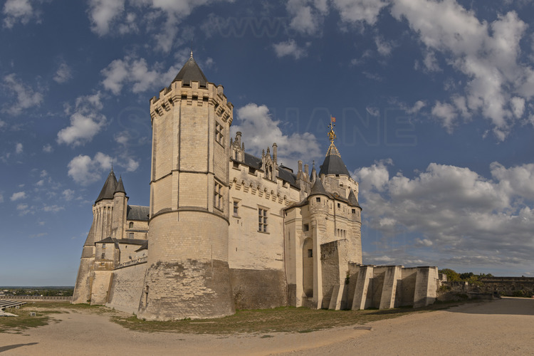 Val de Loire - Maine et Loire (49) - Château de Saumur : Vue depuis l'ouest. Reconstruit par René d'Anjou (1409 - 1480) et seul palais princier subsistant en France, il figure dans les célèbres 