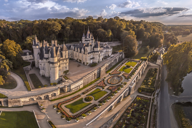 Val de Loire - Indre et Loire (37) - Château d'Ussé : Vue aérienne depuis le nord-est au soleil couchant. A droite, l'Indre. Au premier plan au centre, les terrasses Vauban, sur lesquelles sont disposées les jardins 