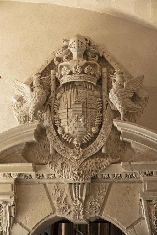 Val de Loire - Maine et Loire (49) - Château de Brissac : Hall d'honneur. Armoiries de la famille du duc de Brissac. // France - Loire valley - Maine et Loire (49)  - Castle of Brissac : Hall of Honor Coat of arms of the Duke de Brissac family.