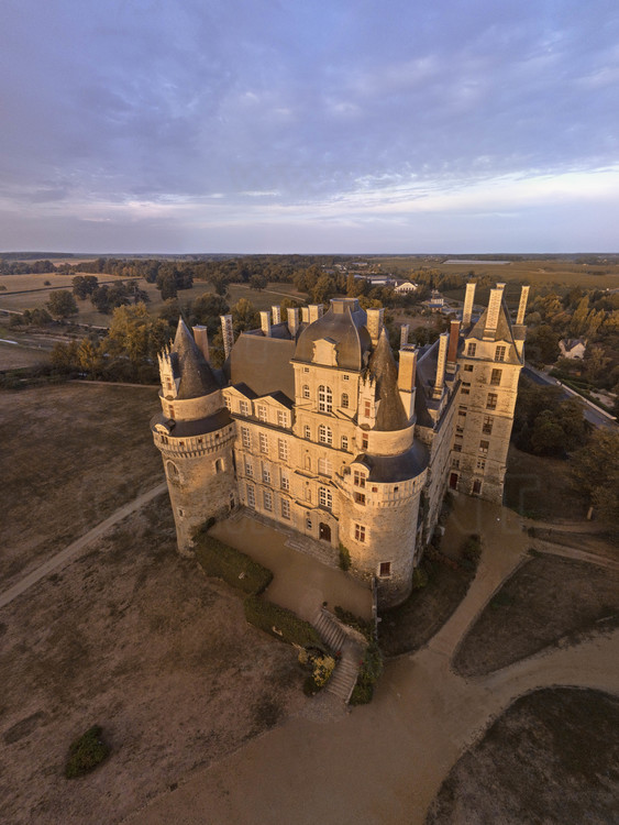 Val de Loire - Maine et Loire (49) - Château de Brissac : Vue aérienne depuis le nord-est, au soleil levant. Plus haut château de France avec ses 48 mètres de hauteur, 7 étages et 204 pièces, il mérite bien son surnom de « Géant du Val de Loire ». Acquis en 1502, par René de Cossé, 1er seigneur de Brissac, il est aujourd'hui la résidence du 13ème duc de Brissac. // France - Loire valley - Maine et Loire (49)  - Castle of Brissac : Aerial view from the north-east at rising sun. Highest castle in France with 48 meters high, 7 floors and 204 rooms, it deserves its nickname 