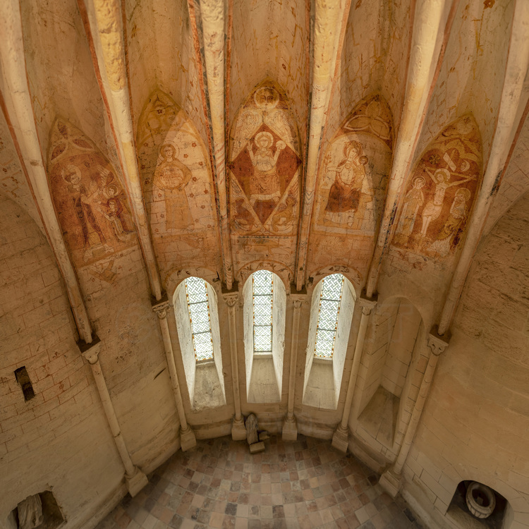 Gironde (33) - Saint Emilion - Chapelle de la Trinité : peintures du choeur représentant, (entres autres) Jean Baptiste, le Christ et la Vierge. Protégées pendant des siècles grâce à une couche de suie, elles ont été  redécouvertes puis restaurées en 1996.
