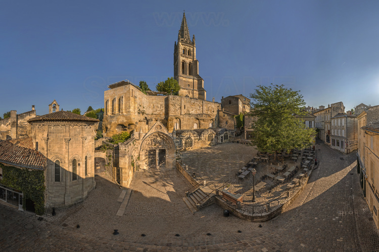 Gironde (33) - Saint Emilion : Place du Marché. De gauche à droite, chapelle de la Trinité, portail de l'église Monolithe, clocher de l'église Monolithe, façade du couvent des Cordeliers (en rrière plan).