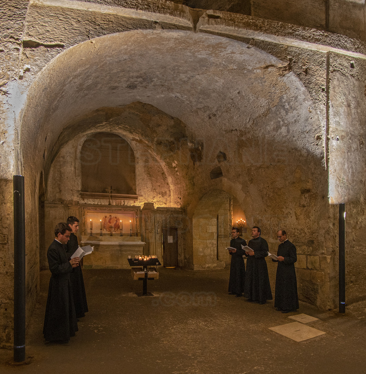 Gironde (33) - Saint Emilion : Eglise Monolithe : messe nocturne dans le choeur.
