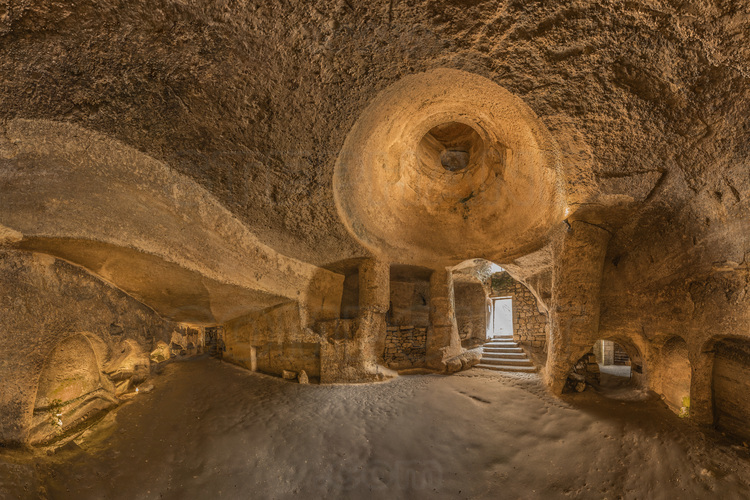 Gironde (33) - Saint Emilion : Les Catacombes médiévales, jouxtant l'église monolithe. A gauche, des tombes creusées dans la roche. En haut à droite, une coupole et un trou par lequel on descendait les corps (la porte dessous n'existait pas à l'époque).