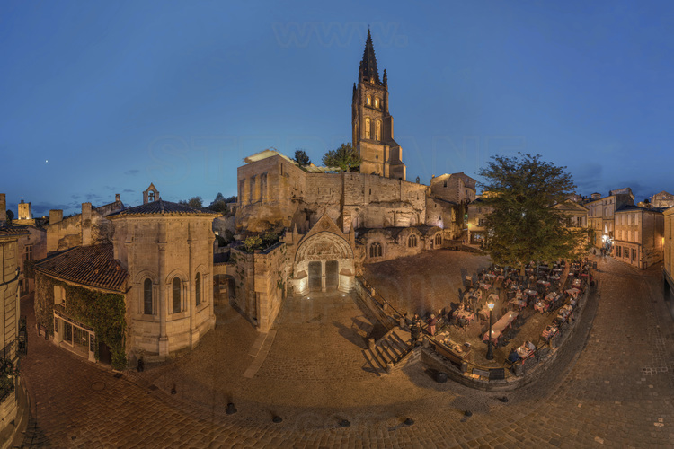 Gironde (33) - Saint Emilion : Place du Marché. De gauche à droite, tour du Roy (en arrière plan), chapelle de la Trinité, portail de l'église Monolithe, clocher de l'église Monolithe, façade du couvent des Cordeliers (en arrière plan).