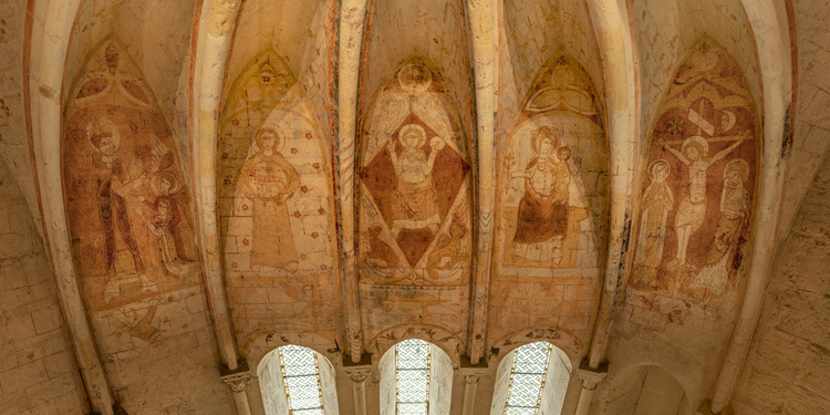 Gironde (33) - Saint Emilion - Chapelle de la Trinité : peintures du choeur représentant, (entres autres) Jean Baptiste, le Christ et la Vierge. Protégées pendant des siècles grâce à une couche de suie, elles ont été  redécouvertes puis restaurées en 1996.