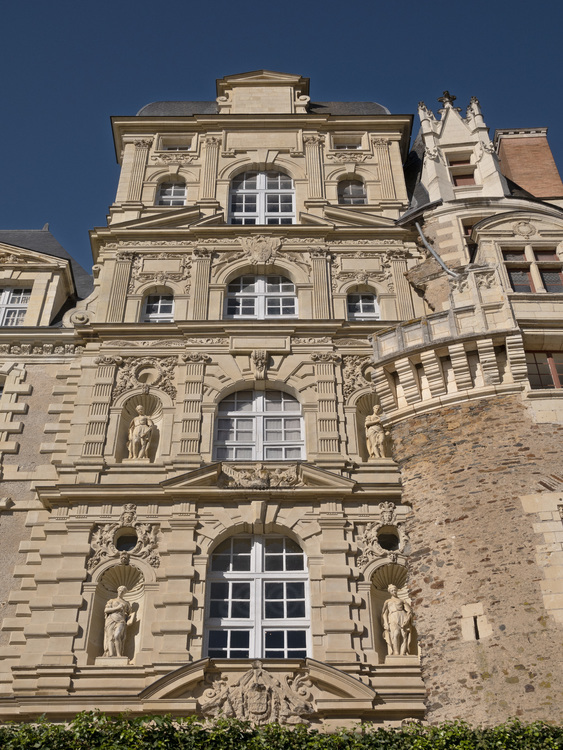 Val de Loire - Maine et Loire (49) - Château de Brissac : La façade du levant, unique en France, réunit deux tours médiévales du XVème siècle enserrant une élégante façade de tuffeau blanc de style Louis XIII (XVIIème siècle). Plus haut château de France avec ses 48 mètres de hauteur, 7 étages et 204 pièces, ce monument mérite son surnom de « Géant du Val de Loire ». Acquis en 1502, par René de Cossé, 1er seigneur de Brissac, il est aujourd'hui la résidence du 13ème duc de Brissac. // France - Loire valley - Maine et Loire (49)  - Castle of Brissac : The facade of Levant, unique in France, combines two medieval towers of the fifteenth century enclosing an elegant facade of white tuffeau Louis XIII style (seventeenth century). Highest castle in France with 48 meters high, 7 floors and 204 rooms, this monument deserves its nickname 