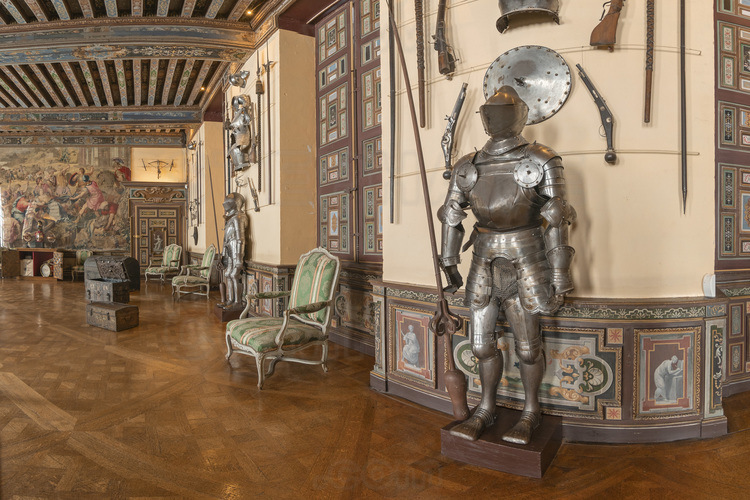 Val de Loire - Loir et Cher (41) - Château de Cheverny : La salle d'armes, plus grande pièce du château. Les collections d'armes et d'armures datent des XVème, XVIème et XVIIème siècle. En arrière plan, une tapisserie des Gobelins du XVIIème siècle représente 