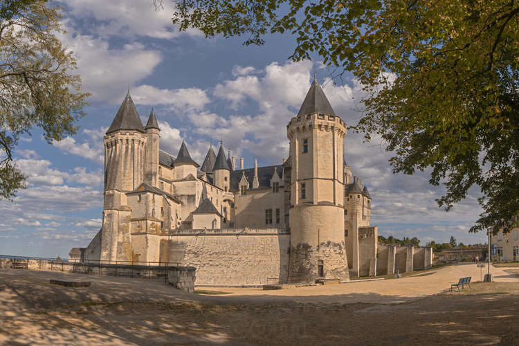 Val de Loire - Maine et Loire (49) - Château de Saumur : Vue de la façade nord-ouest et de la cour intérieure. Reconstruit par René d'Anjou (1409 - 1480) et seul palais princier subsistant en France, il figure dans les célèbres 