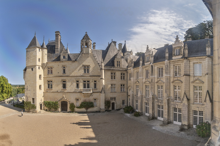 Val de Loire - Indre et Loire (37) - Château d'Ussé : Vue depuis l'aile ouest. A droite, l'aile Renaissance (XVIème siècle). En face, l'aile gothique (XVème siècle).  Surplombant l'Indre et la Loire, le château inspira Charles Perrault pour écrire le conte 