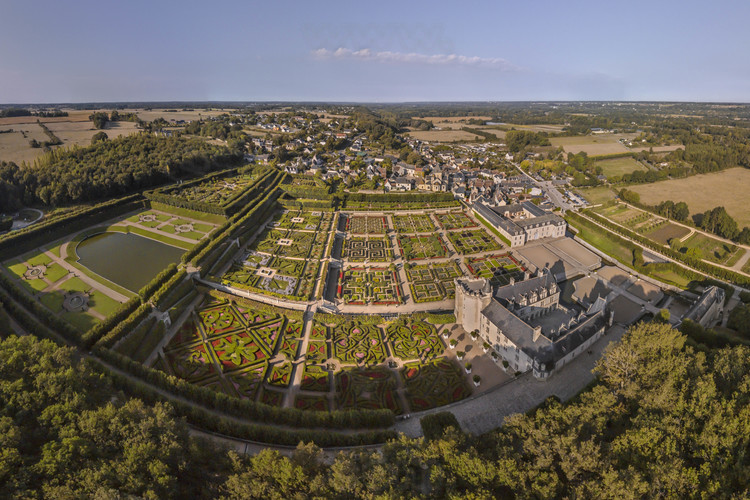 Val de Loire - Indre et Loire (37) - Château de Villandry et ses jardins : Vue aérienne depuis le nord est. En bas à droite, le château Renaissance et le donjon. En arrière plan, le village de Villandry. Construit  par Jean Le Breton (1631 - 1684), ministre des finances de François 1er, il rasa alors une forteresse médiévale dont seul le donjon subsiste aujourd'hui. C'est ici que fut signée, en 1189, la 