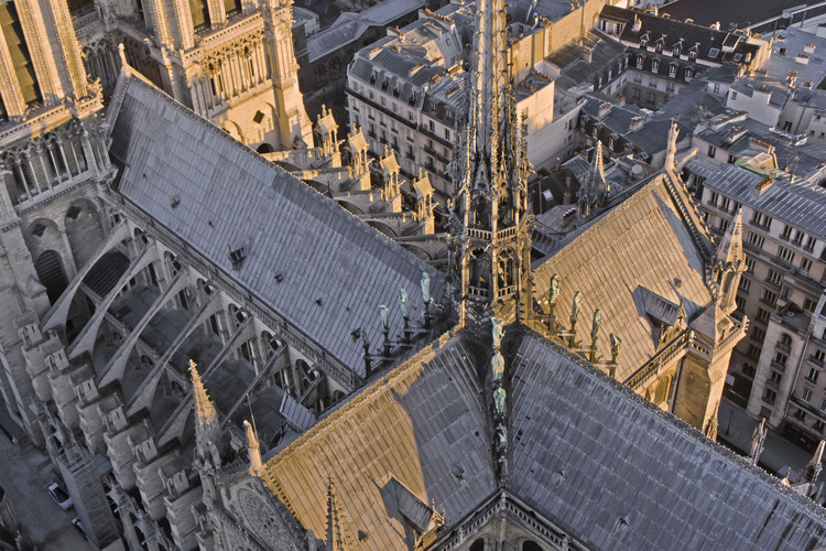 Paris (75) - Cathédrale Notre Dame de Paris : ue depuis le sud est, les toits de la nef, du transept et du choeur. A la croisee du transept, la base de la fleche (culminant a 93 metres) est ornee de douze statues des apotres, en cuivre repousse. Altitude 120 metres. // France - Paris (75) - Cathedral Notre Dame de Paris : View from the southeast, the roofs of the nave, transept and choir. At the crossing, the base of the arrow (rising to 93 meters) is adorned with twelve statues of the apostles, made in c