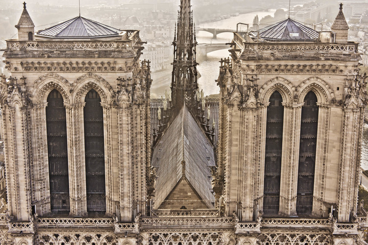 Paris (75) - Cathédrale Notre Dame de Paris : Vue depuis l'ouest, les tours nord et sud (la seule qui puisse se visiter) et le toit de la nef. A la croisee du transept, la base de la fleche (culminant a 93 metres) est ornee de douze statues des apotres, en cuivre repousse. En arriere plan, la Seine. // France - Paris (75) - Cathedral Notre Dame de Paris : Viewed from the west, north and south towers (the only one that can be visited) and the roof of the nave. At the crossing of transept, the base of the arrow (rising to 93 meters) is adorned with twelve statues of the apostles, made in copper. In the background, the Seine.