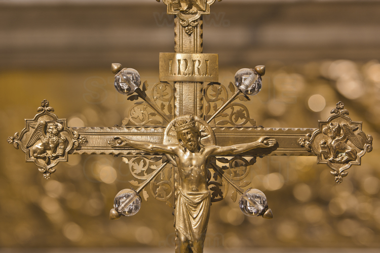 Paris (75) - Cathédrale Notre Dame de Paris : Dans l'abside du choeur, le crucifix central, situe devant l'autel de la Pieta. // France - Paris (75) - Cathedral Notre Dame de Paris : In the apse of the choir, the central crucifix, located front of the altar of the Pieta.
