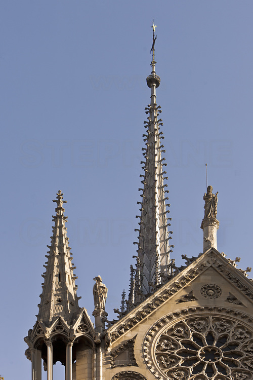 Paris (75) - Cathédrale Notre Dame de Paris : La flèche, qui culmine à 93 mètres, vue depuis le portail sud. // France - Paris (75) - Cathedral Notre Dame de Paris : The arrow, which rises to 93 meters, seen from the south portal.