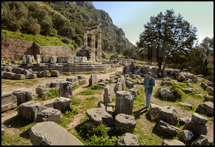 In the middle of the vestiges of Athena Pronaia, south of Apollo’s sanctuary in Delphi, archeologist Dominique Mulliez, director of the French School of Athens.