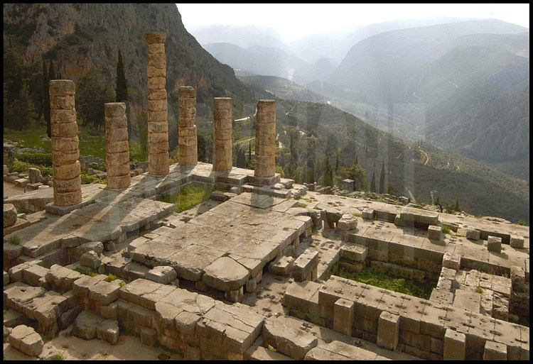 Vestige de la partie nord-ouest du temple d’Apollon érigé au Ive siècle avant J.C. En arrière plan, on devine les installations sportives du sanctuaire : le gymnase et les bains.
