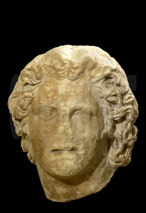 Tête d’une statue de marbre d’Alexandre le Grand, dont le père, Philippe II de Macédoine, fut vainqueur de l’épreuve de chars à Olympie en tant que propriétaire de l’écurie gagnante.