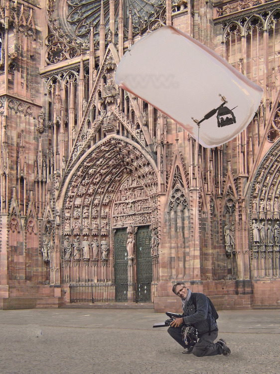 Stéphane Compoint et son ballon captif (ici devant la cathédrale de Strasbourg), avec lequel les photos de ce reportage ont été réalisées. // Stéphane Compoint and his captive balloon (here in front of Strasbourg Cathedral), with whom the photos of this report were made.