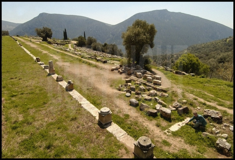 Situé en contrebas du sanctuaire d’Apollon à Delphes, le gymnase était l’endroit où s’entraînaient les athlètes avant les épreuves des jeux à Delphes (Jeux Pythiques). Au premier plan, on peut distinguer la ligne de départ de la piste d’entraînement à l’épreuve du stadion (192 m).