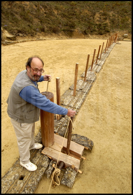 After numerous years of observing the vestiges, objects and ancient vases, American archaeologist Stephen G. Miller is able to reconstruct the hysplex, an ingenious mechanism preventing any kind of cheating at the start of the foot races.  This system is close to the one used today at the start of a horse race.