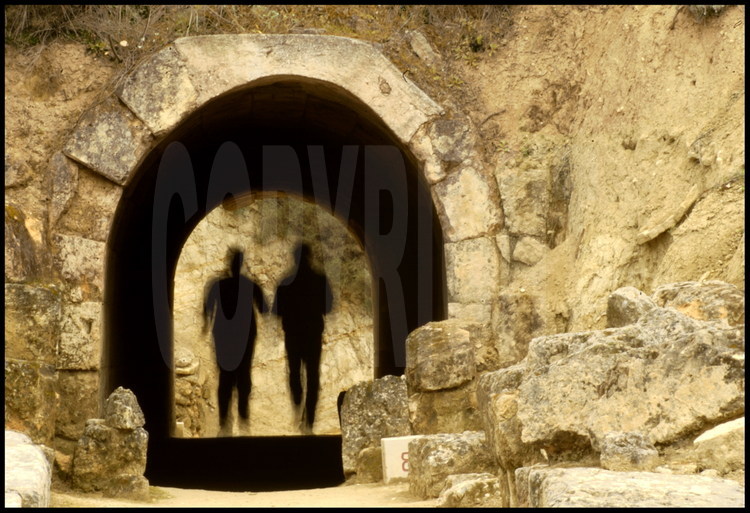 Sur le stade antique de Némée, la krypte (tunnel) est la seule entièrement conservée. Unique passage entre le sanctuaire des dieux et l’arène sportive, elle était uniquement réservée aux officiels, aux hellanodices (arbitres) et aux athlètes.
